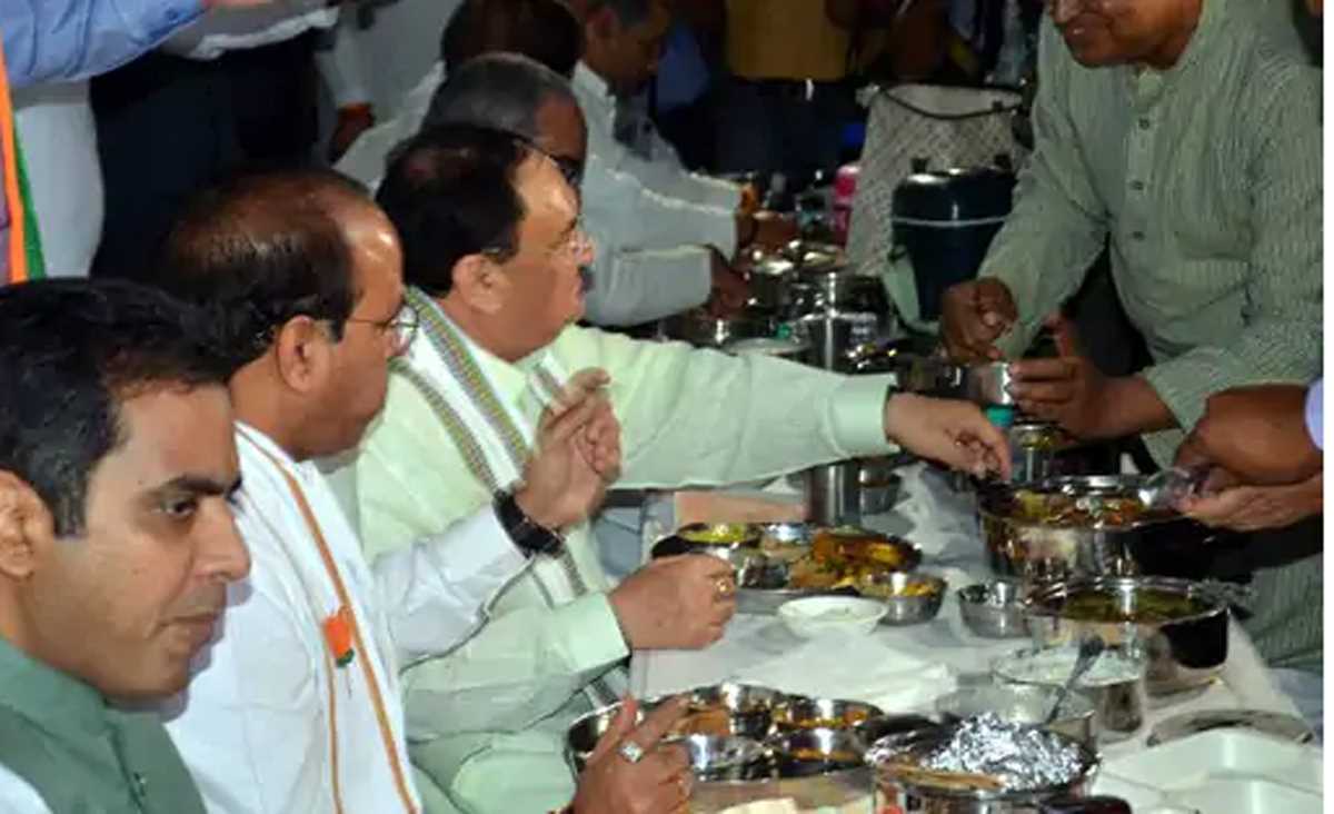 भाजपा अध्यक्ष नड्डा ने नोएडा में की टिफिन बैठक, नए-पुराने कार्यकर्ताओं के साथ की बात